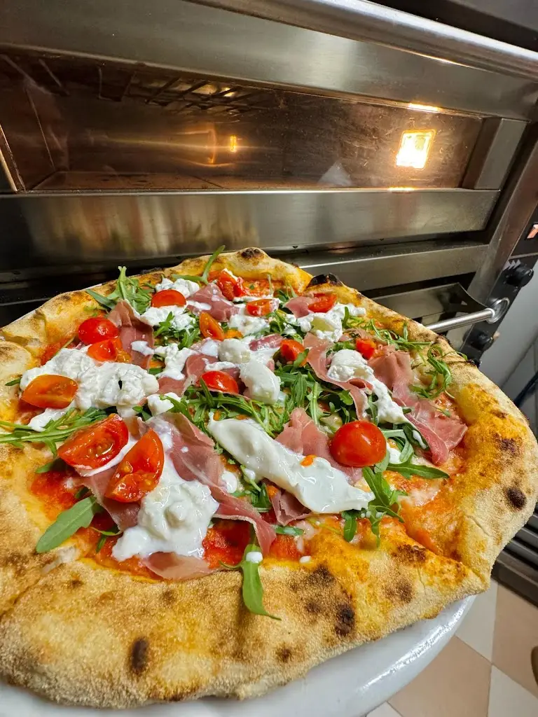 La Piazzetta Pizzeria Italiana_Bensafrim_slider_image_2
