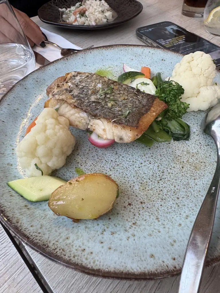 Fadi Iskandar_Ferragudu's Terrace_Ferragudo_review