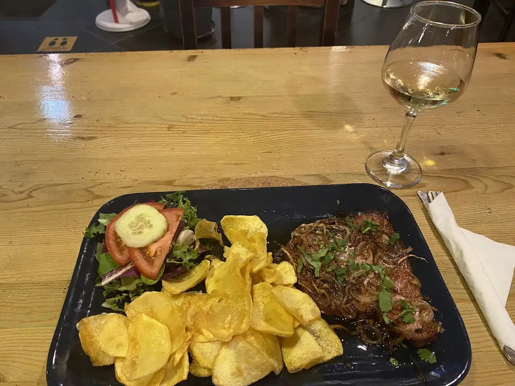 Rebecca Cartledge_Tasca do Ricky_Faro_reseña