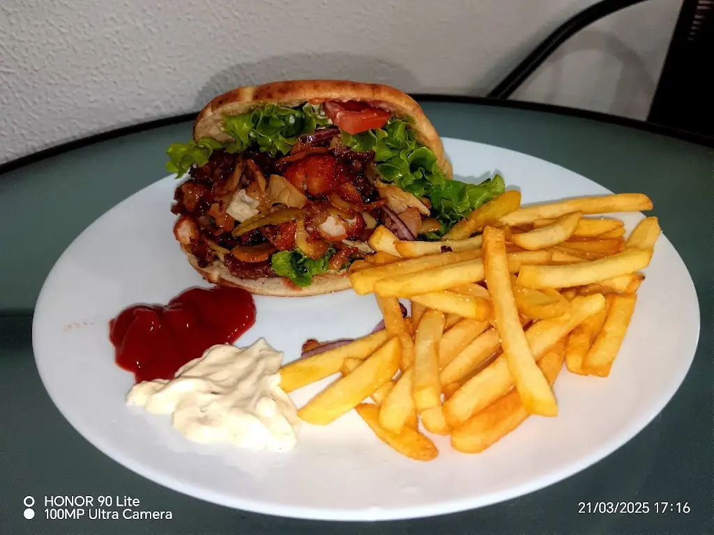 Lukman Mohamed_Tagus Café & Pizza (حلال)_Laranjeiro_recensione