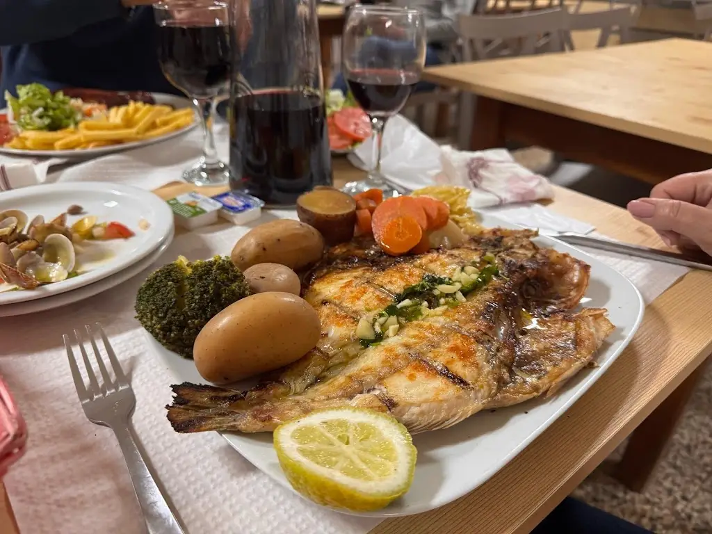 Steve Cutts_Churrasqueira de Marim_Moncarapacho_recensione