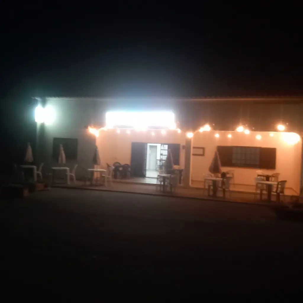 Suzanne Burton Taylor_Bar restaurante Monchiserra_São Marcos da Serra_recensione