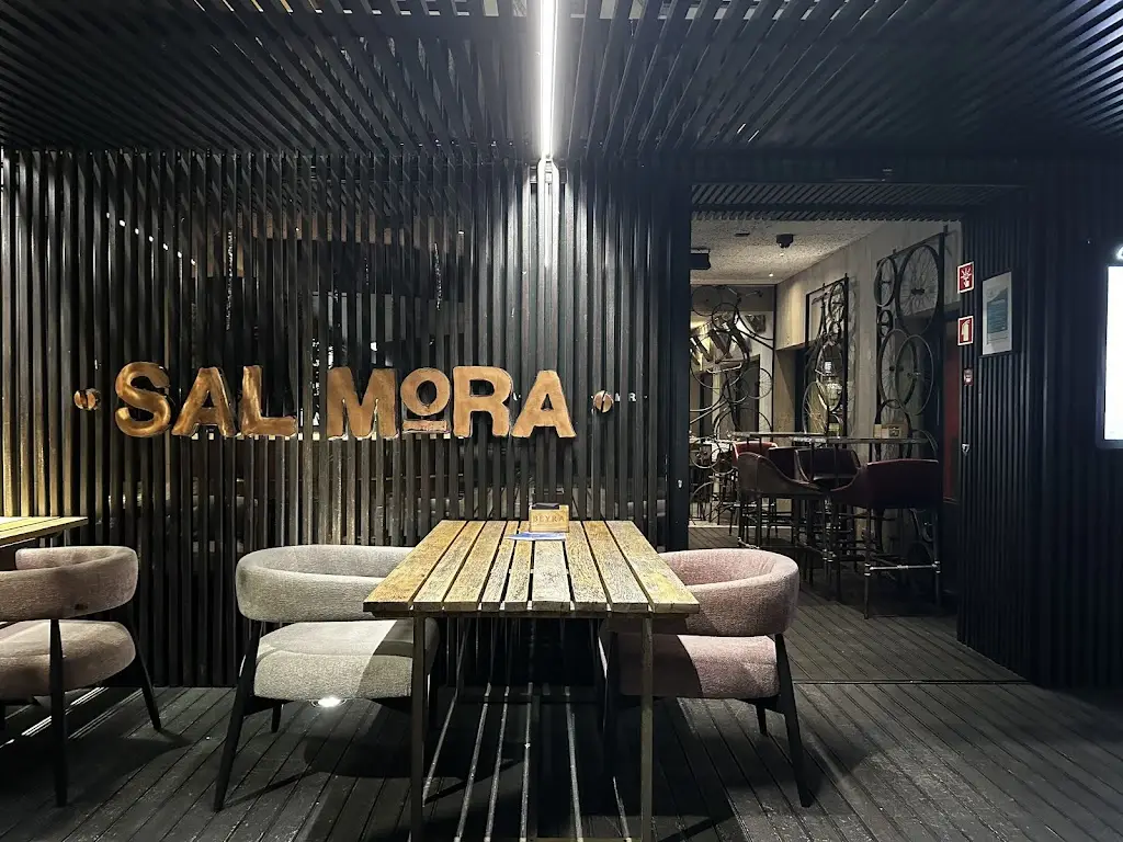 K Clare_Salmora - Live Kitchen & Bar_Quarteira_recensione