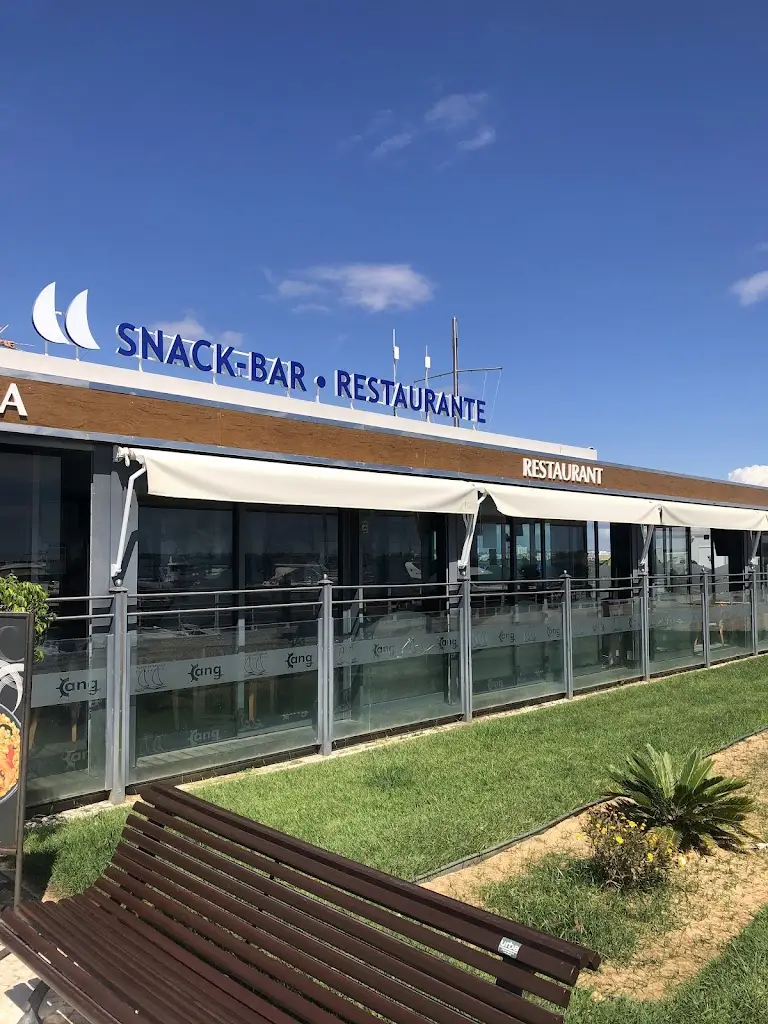 Kevin Kehoe_Restaurante da Associação Naval do Guadiana_Vila Real de Santo António_reseña