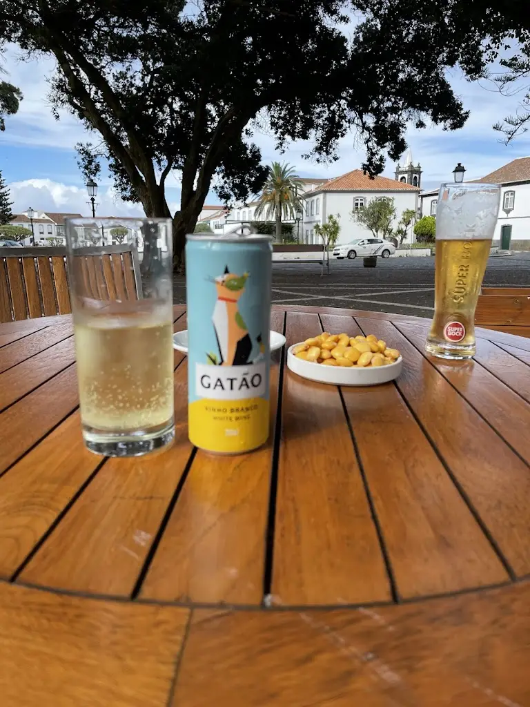 Frederik Wurm_Café on the Plaza_Santa Cruz da Graciosa_recensione