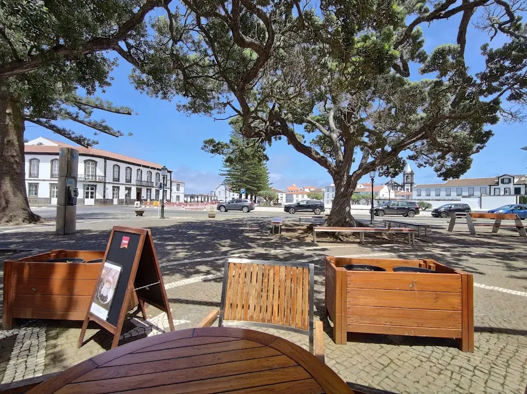 Café on the Plaza ristorante a Santa Cruz da Graciosa