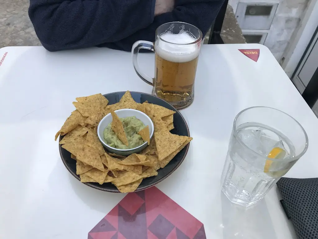 Monique Hodgson_Cais do Rio Alenquer_Aldeia Gavinha_review