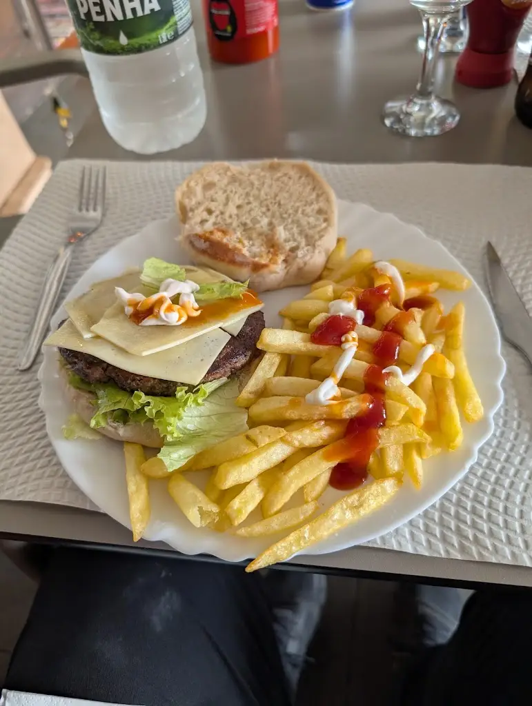 Marcus Watson_Toma Lá Dá Cá Snack Bar_Santa Cruz da Graciosa_reseña