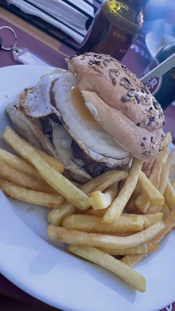 Kelly Alves_Sports Bar Gil_Santa Cruz da Graciosa_review