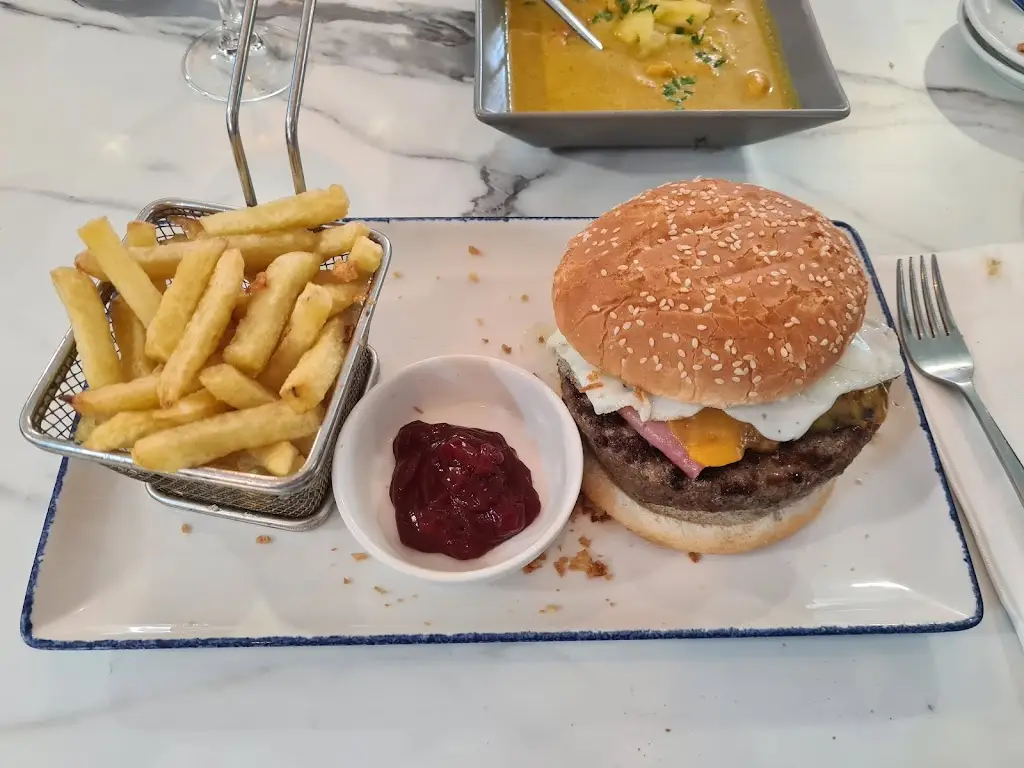 Sara Khoshhal Saghalaksari_Petit d’Algés_Algés_recensione