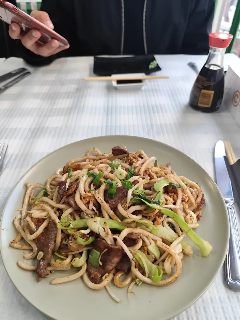 Hana Hubačová_LUCKY SUSHI & WOK （幸运小馆）_Alto do Pina_recensione