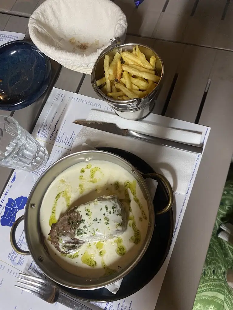 Berta Oriol_Clube Naval Bar / Restaurante_Vila do Porto_review