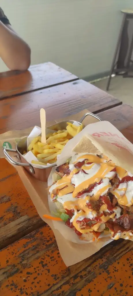 Paulo Alexandria_Tropical Fast Food_Vila do Porto_recensione