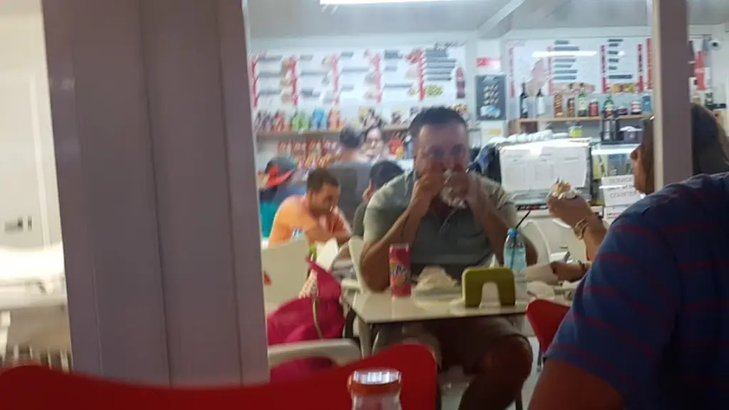 Rafał Kęsik_Tropical Fast Food_Vila do Porto_recensione