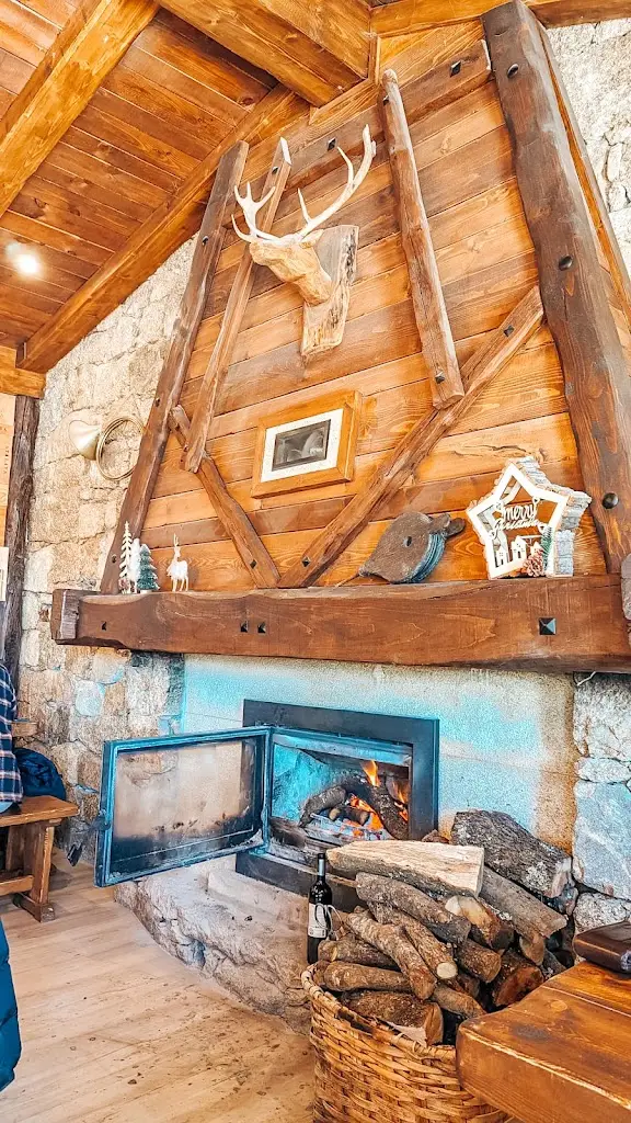 Natallia Reva_Casa do Clube_Alvoco da Serra_recensione