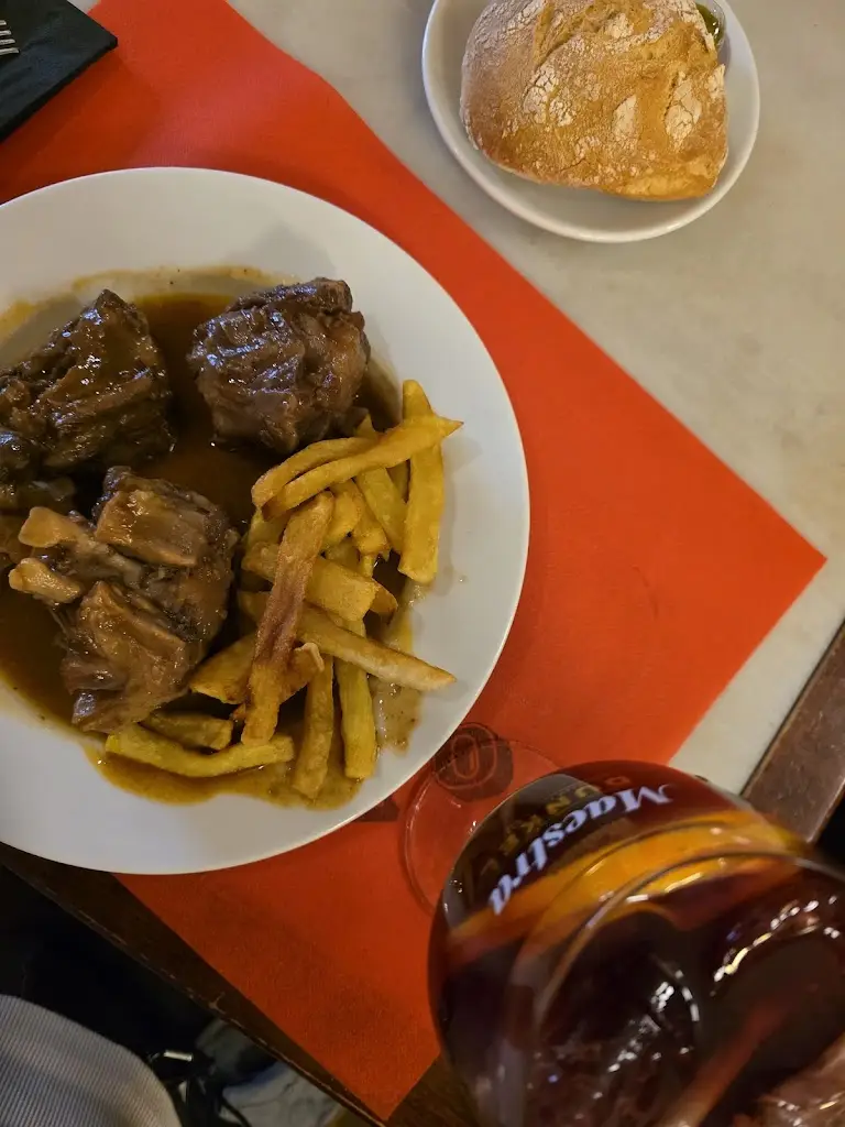 Ly Hoang_Restaurant & Grill Muralha Terrace_Avelãs da Ribeira_recensione