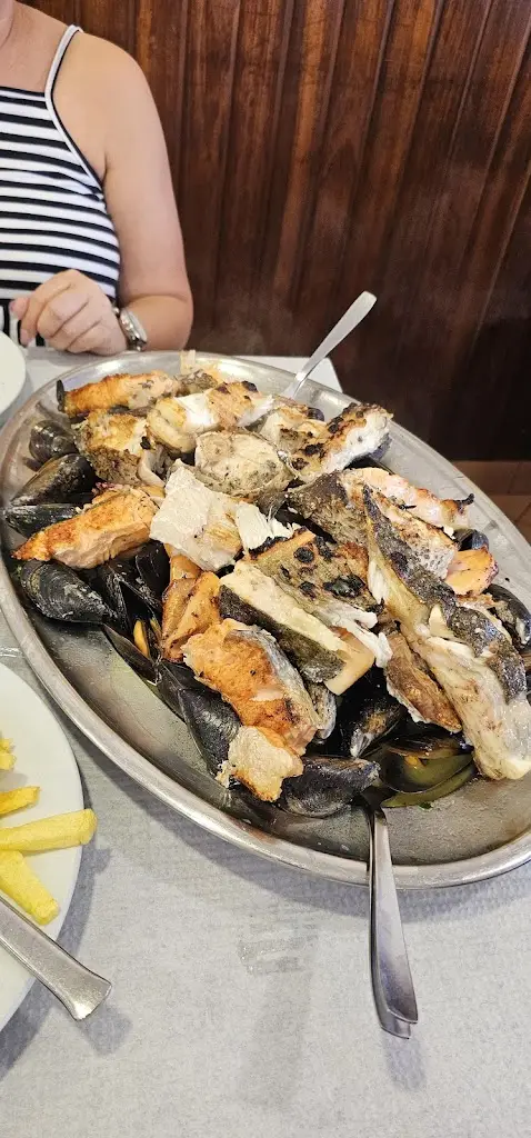 Rey Rodriguez_O Santinhos_Carmões_review