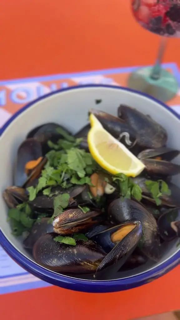 Moules & Gin_Cascais_slider_image_2