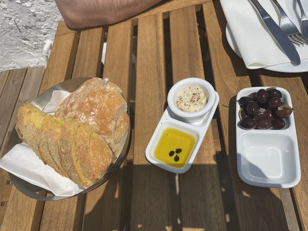 Raluca Oda_Tables Carvalhal_Carvalhal_recensione