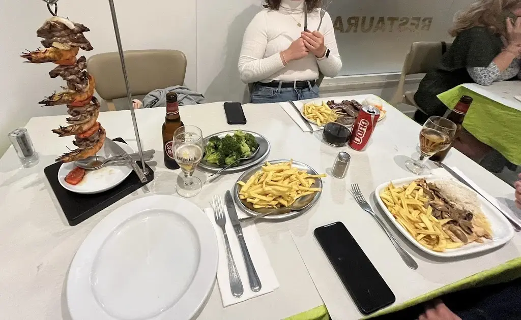 Jovana Cengeri_Cantinho d'Arcada_Carnide_reseña