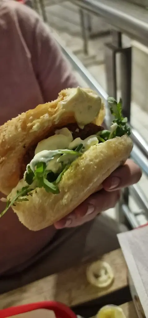 Eduarda Adriana_MrRino Burger&Pizza_Coruche_review