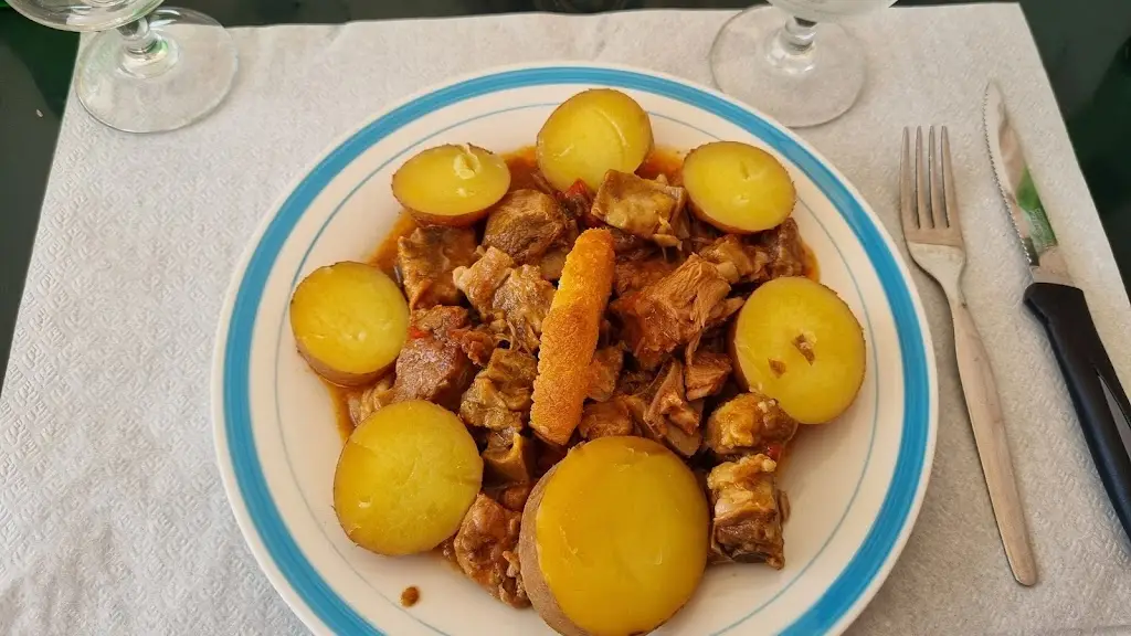 Esteban Magne_Sol e Mar_Charneca_review