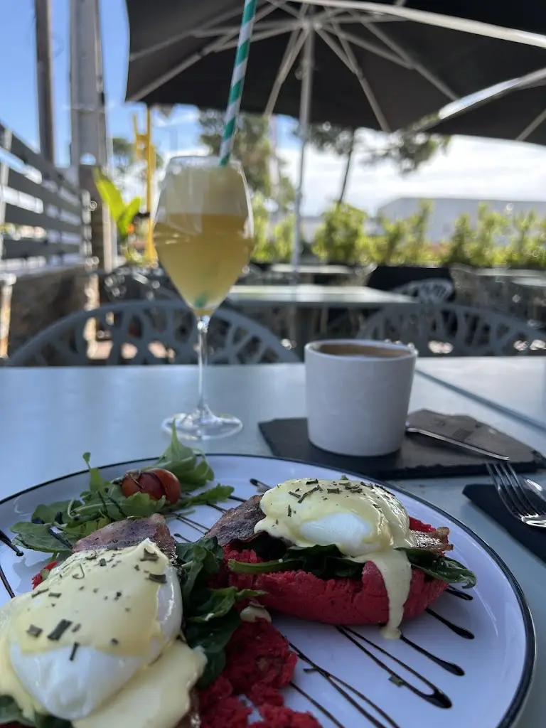 Hans Regrebllos_Green Bunny_Charneca_recensione