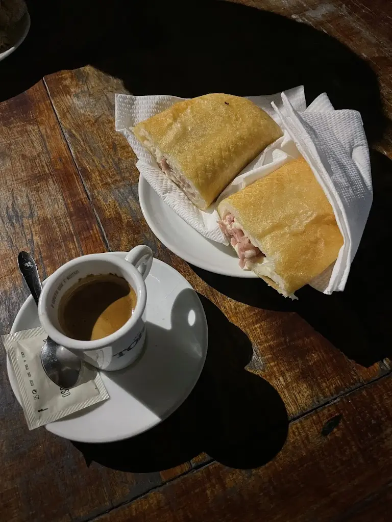 Emilie Y_Bar Corujeira_Jarmelo São Miguel_reseña