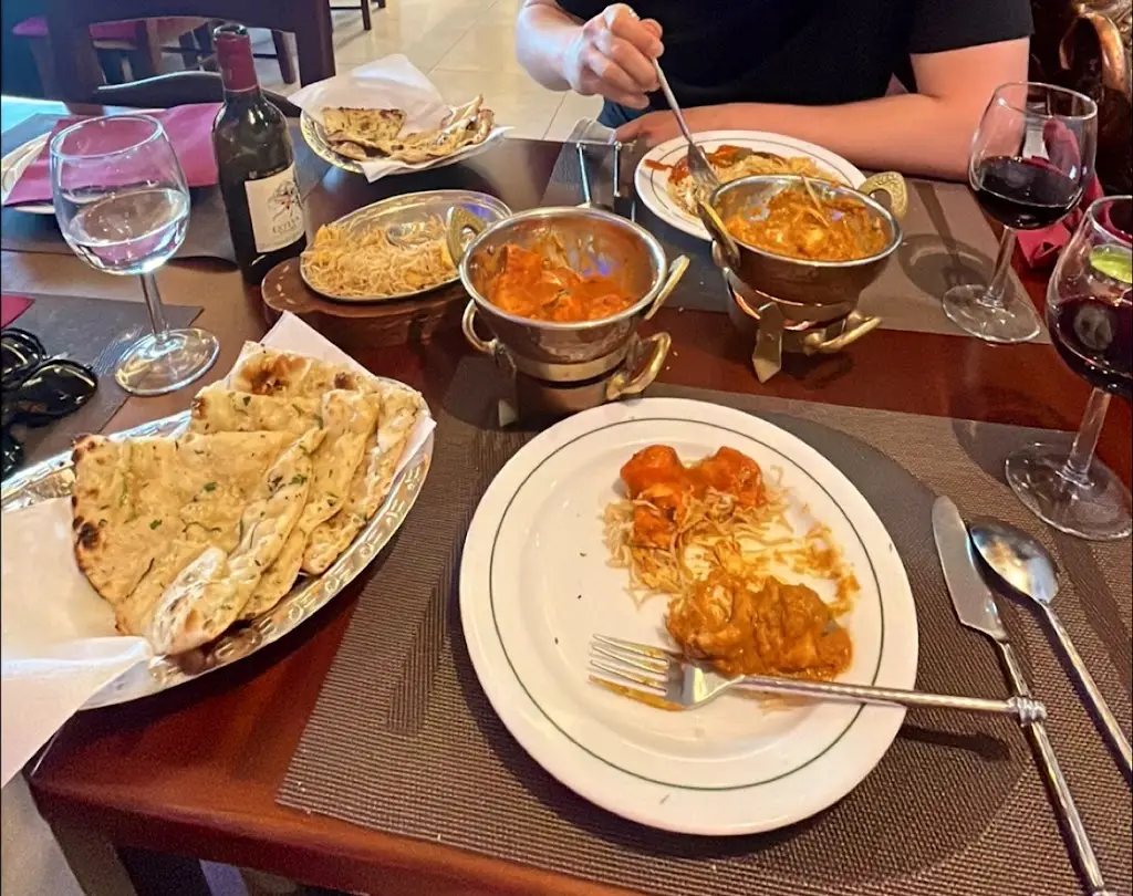 Elise Bergmann_Curry Hut_Linda-a-Velha_reseña