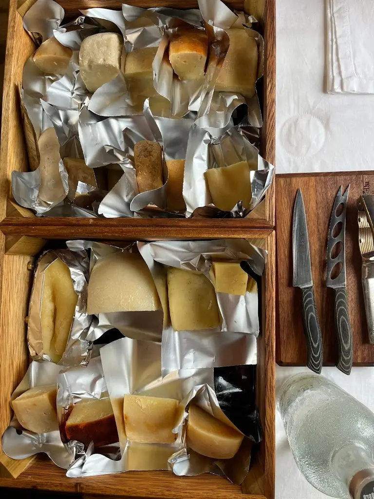 Henry Kaprovsky_Casinha Velha_Meios_reseña