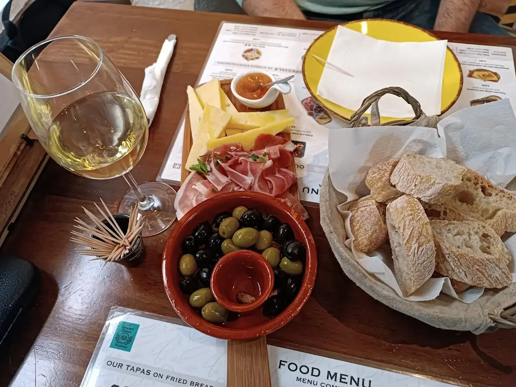 Binhoteca wine bar_Montelavar_slider_image_2