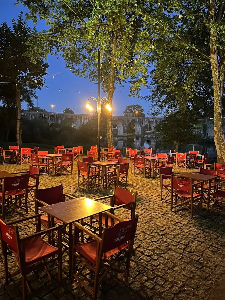 AutocarroBar Esplanada restaurant à Nave de Haver