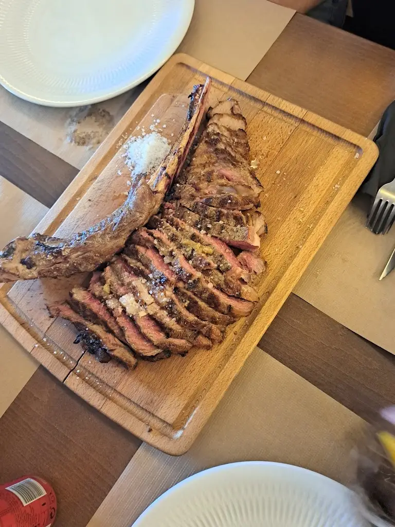 João Miguel Quaresma_Meat-U_Porto Salvo_review