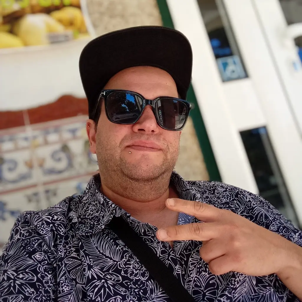 Tiago Sakit_Bar Chicote & Retiro da Ti Ermelinda_Castanheira de Pêra_reseña