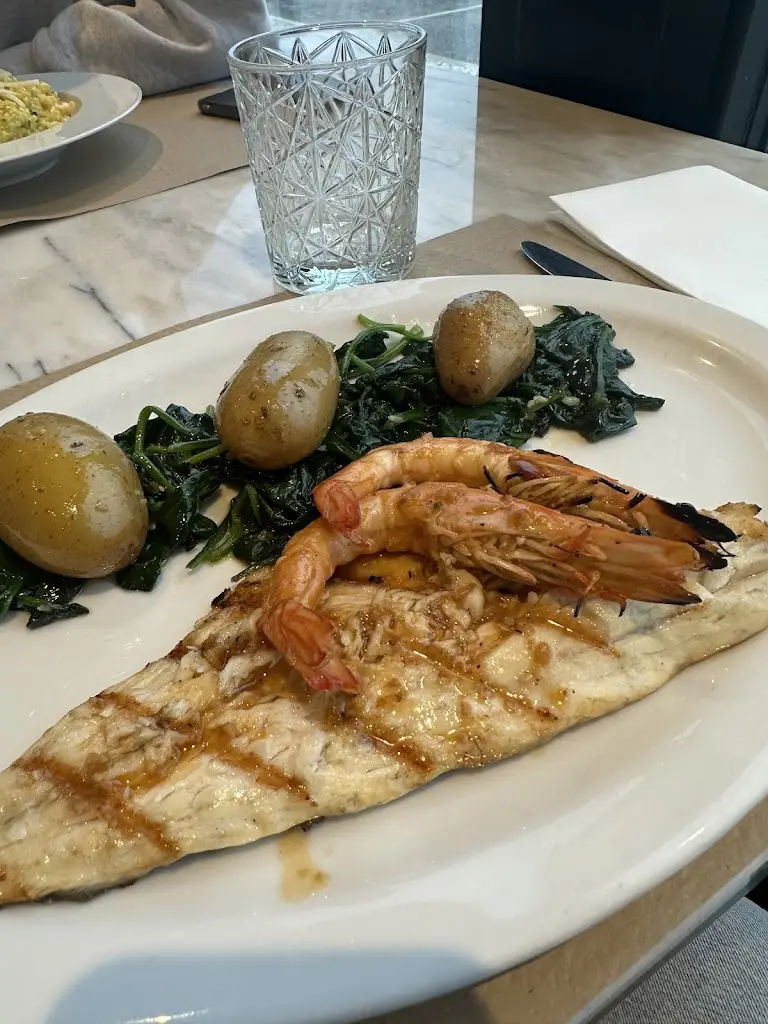 Katrin Gabrinevska_Taverna do 8 ó 80_Nazaré_recensione