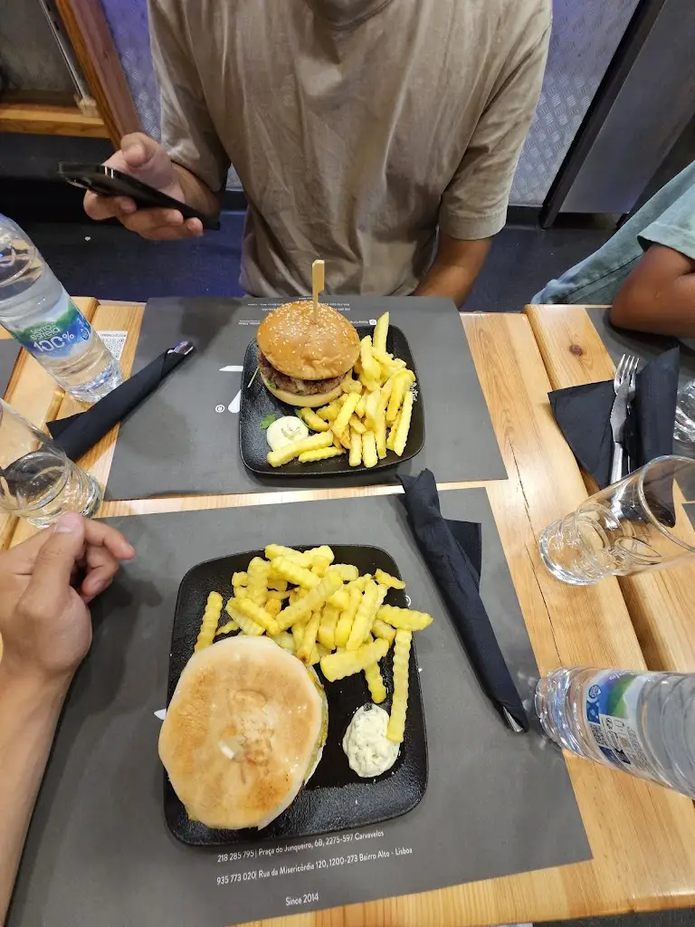 Yanal Zakarni_Gutsy - Hambúrguer Artesanal & Cocktails_Carcavelos_recensione