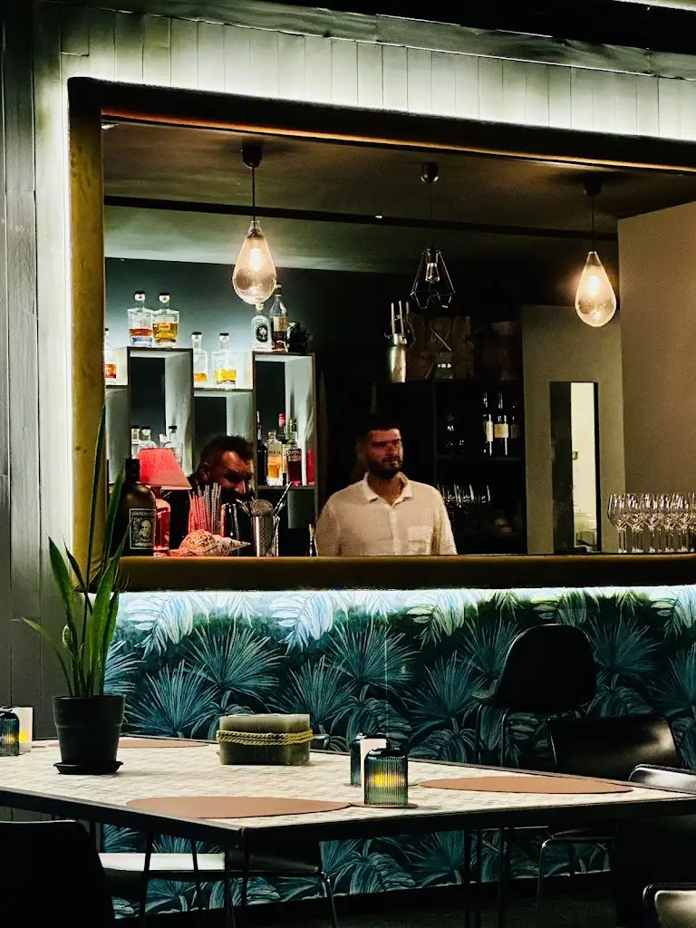 Magnolia Contemporary Bar & Restaurant_Calheta_slider_image_3