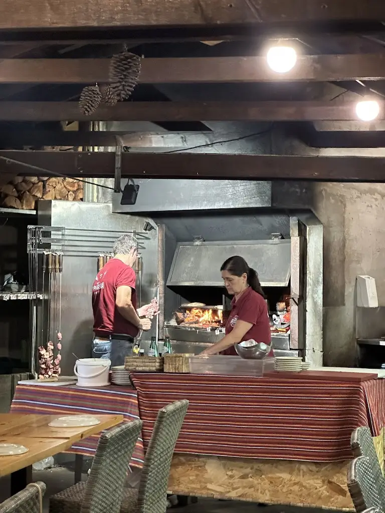 Dylan Hachey_Restaurante La Parreira_Campanário_reseña