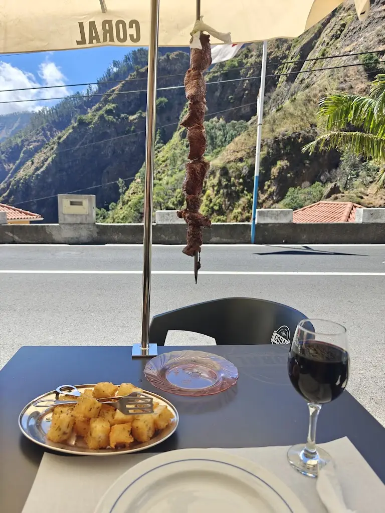 Andrij Barytskyi_Pinto's Clock Café_Curral das Freiras_reseña