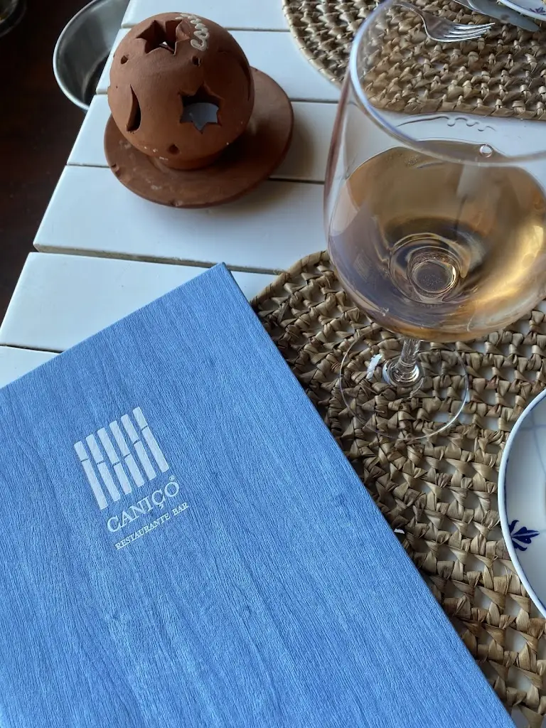 Sarah Marshall_Caniço_Caniço_review