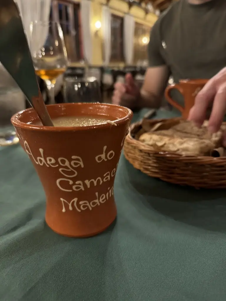 Jichao Bai_Adega do Pomar_Camacha_recensione