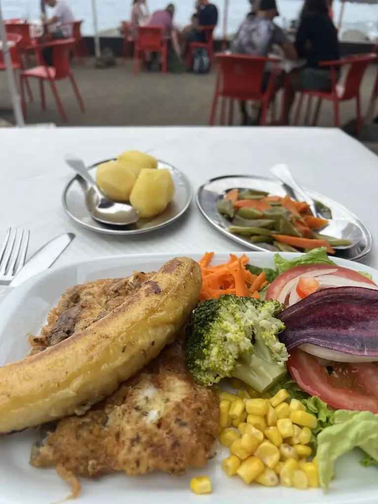 Lucy Qu_Praça Velha_Porto da Cruz_recensione