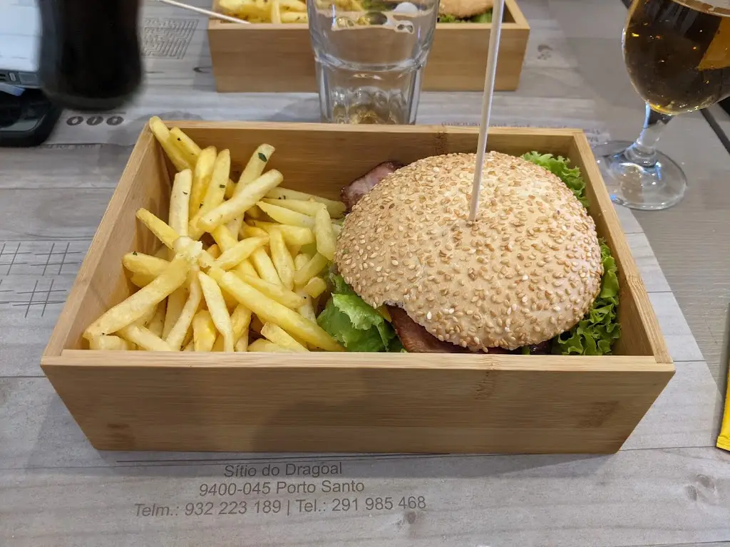 Xavier Nunes_Café Helio's Bar_Porto Santo_recensione