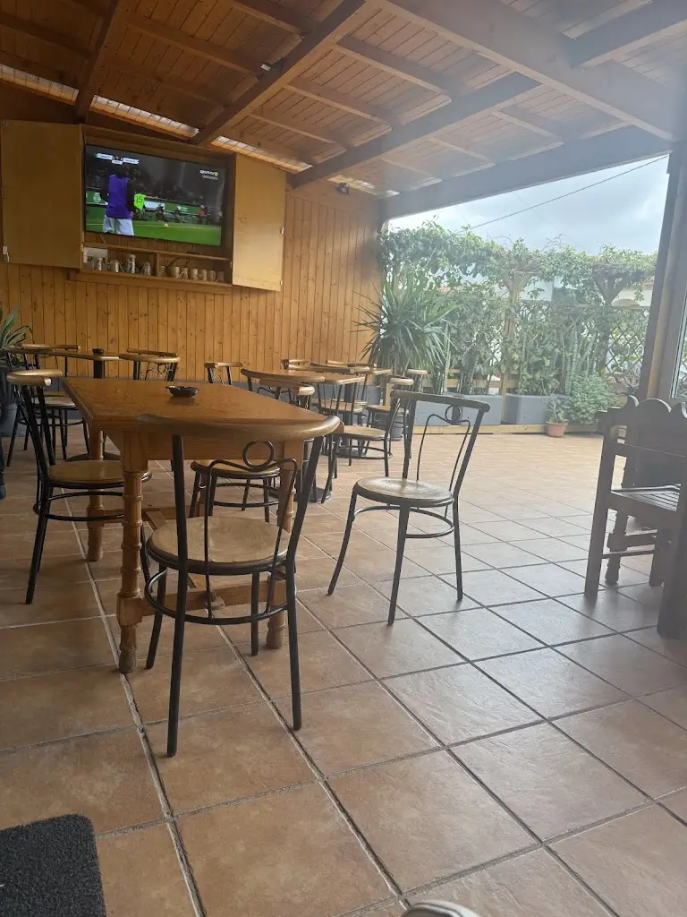 Tiago Gouveia_Caravela Sports Bar_Porto Santo_reseña