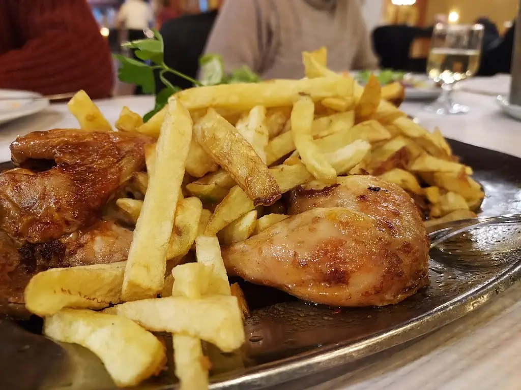 Luciano Teixeira_Casa dos Frangos_Argivai_reseña