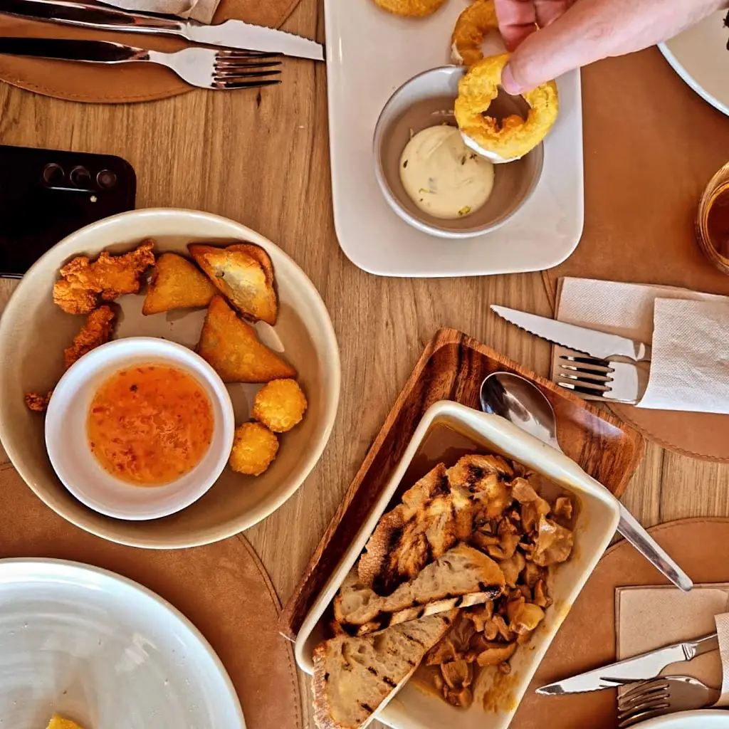 Isabel Teixeira_SANTOS | Tapas & Cocktails_Sermonde_recensione