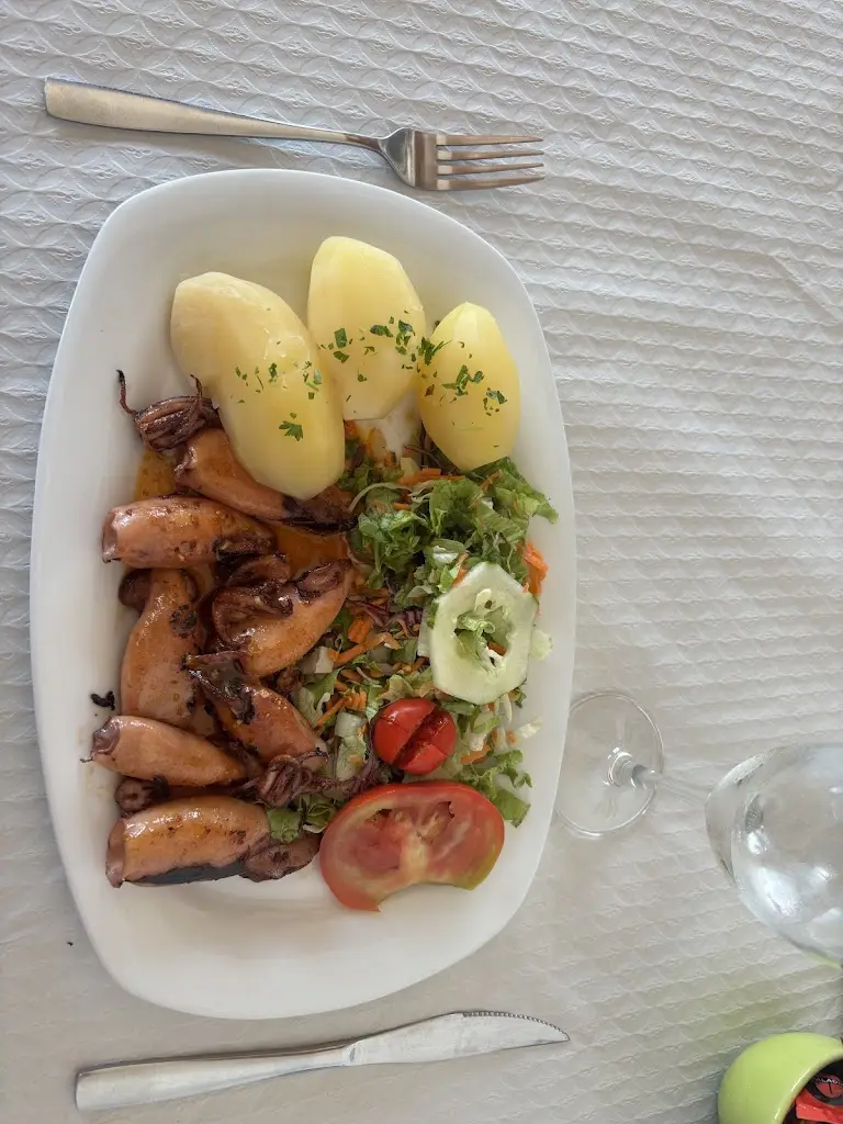 Bryant Jackson_Os Amigos_Calheta de São Jorge_review