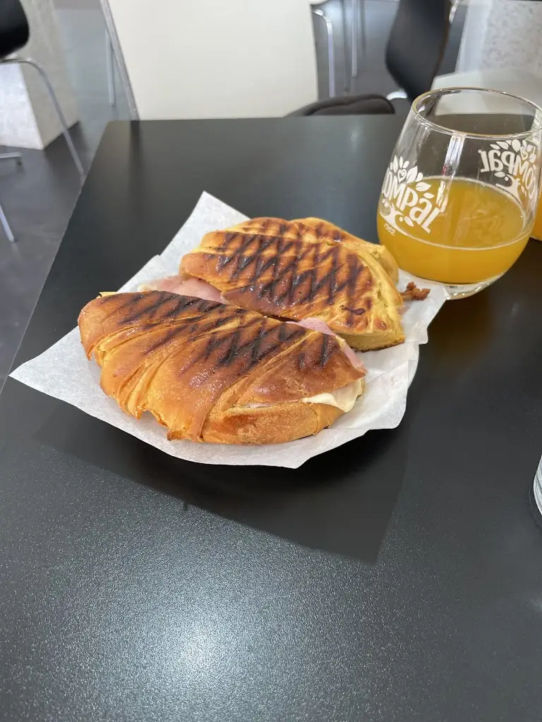 Alberto M._Esperamos Por Si_Paços de Brandão_recensione