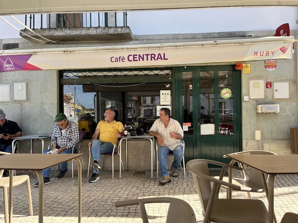 Vicky Liu (下鄉看夕陽)_JV - Café Central_Azinhaga_reseña