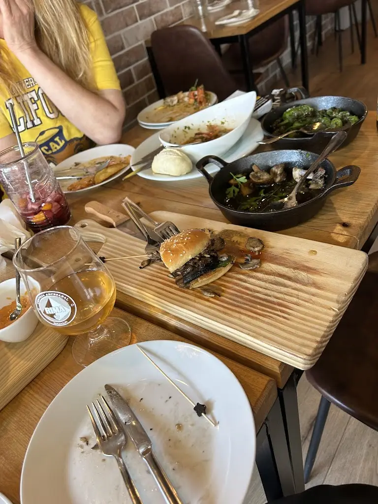 B M Hunter Dawson_The Table_Cartaxo_review